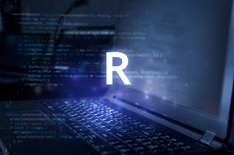 データ分析に用いるR言語とは? Pythonとどう違うのかも含めて解説!